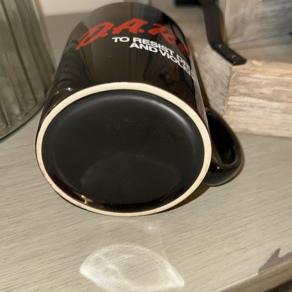 💥VTG DARE D.A.R.E. to resist drugs and violence black/red coffee/tea cup/mug - Picture 6 of 8